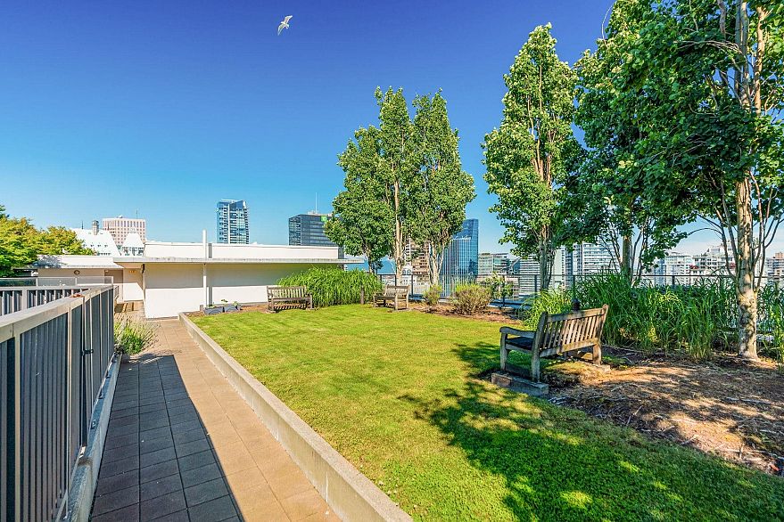 2205 938 Smithe Street