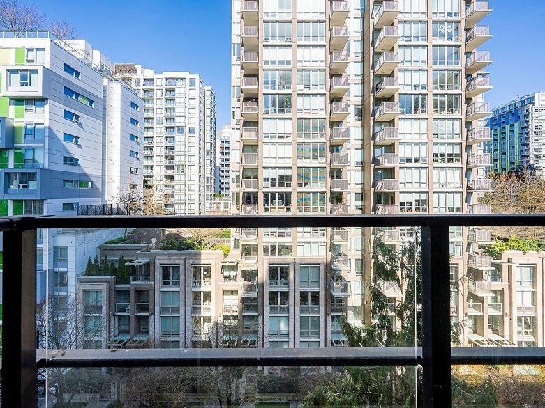 807 1088 Richards Street