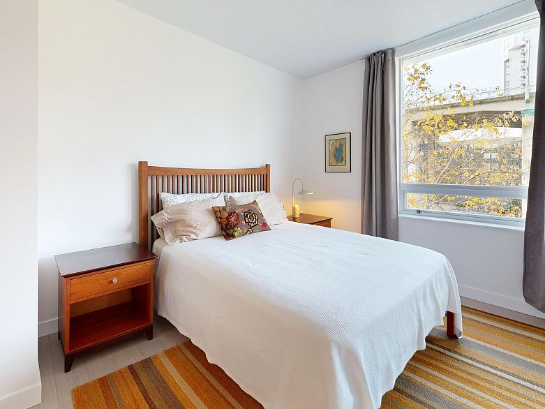 503 638 Beach Crescent