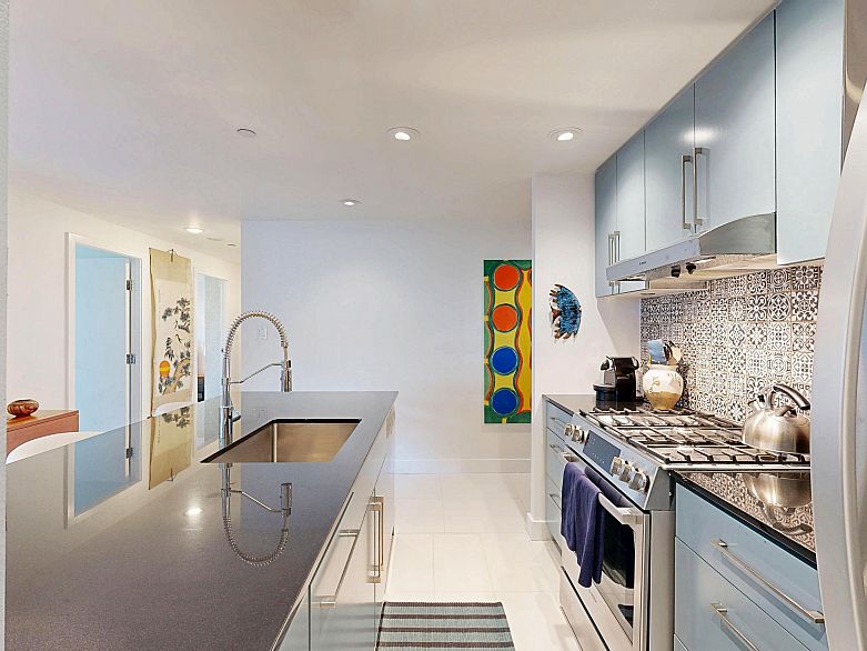 503 638 Beach Crescent