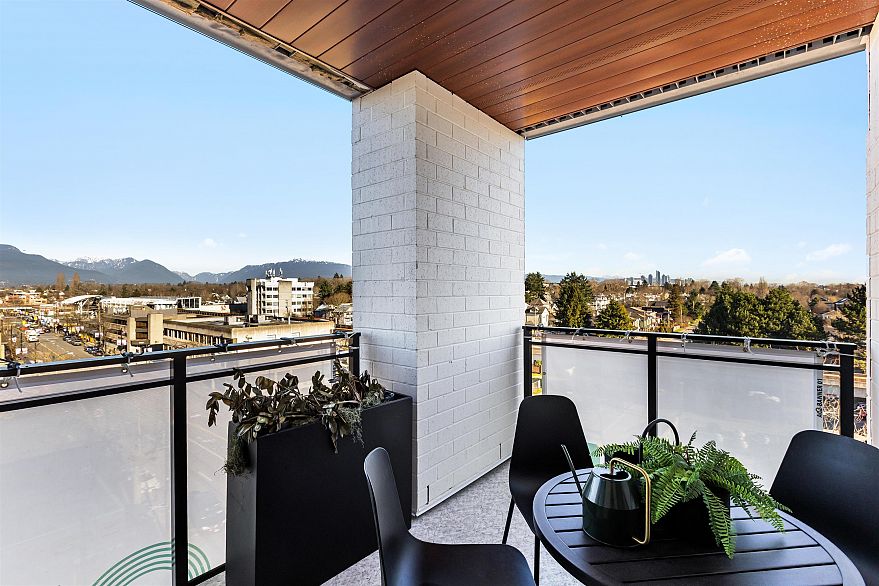 208 1680 E 12th Avenue