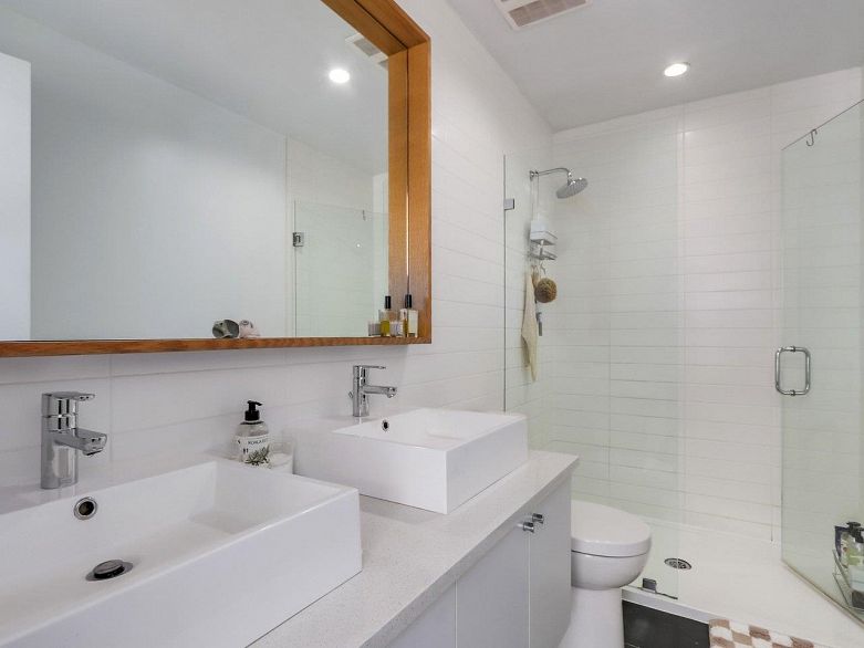 312 557 E Cordova Street