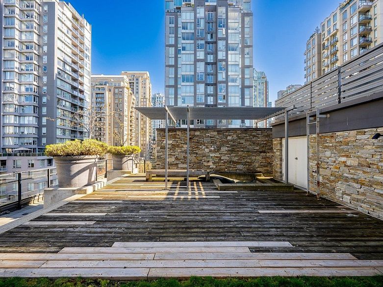 807 1088 Richards Street