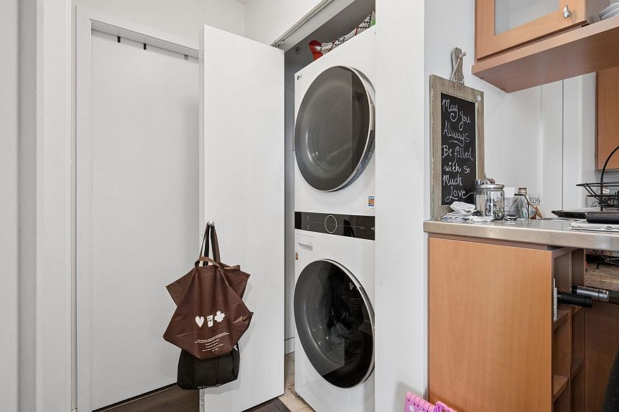 205 1438 Richards Street