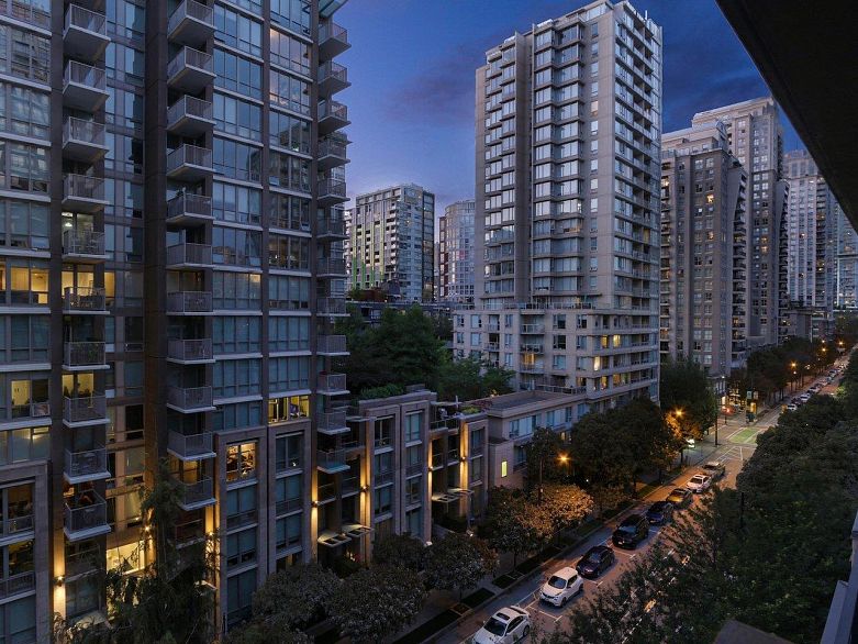 807 1088 Richards Street