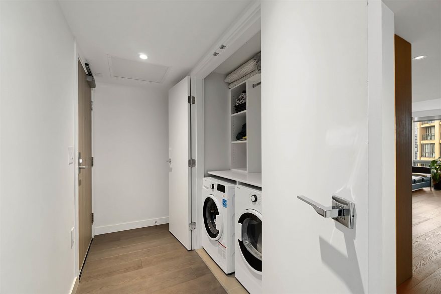 1305 1111 Richards Street