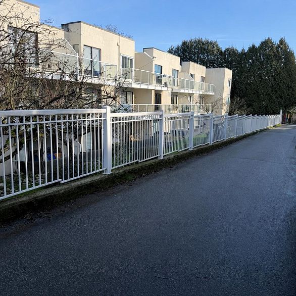 215 830 E 7th Avenue