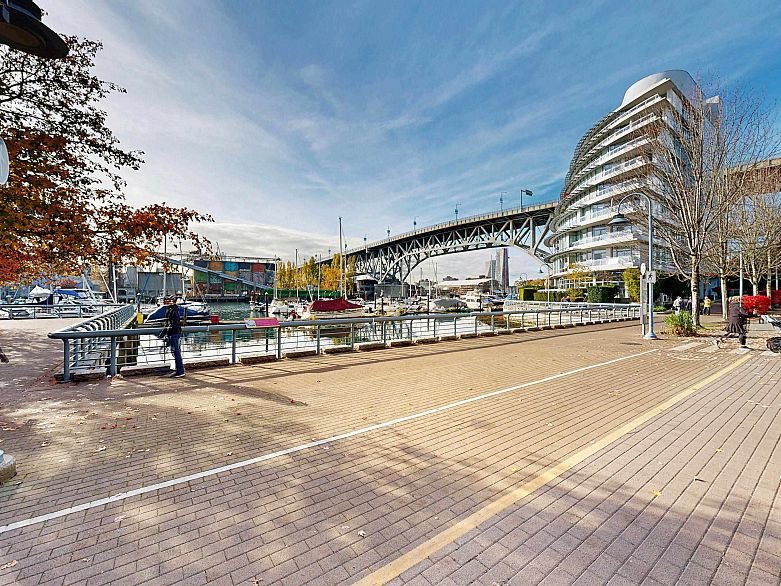 503 638 Beach Crescent