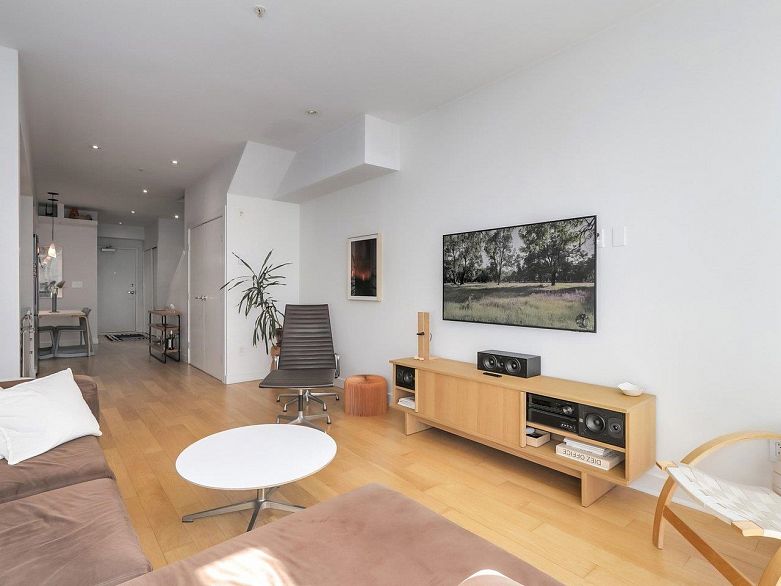 312 557 E Cordova Street