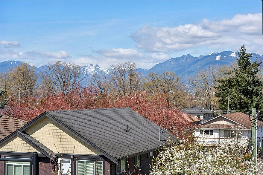 205 2889 E 1st Avenue