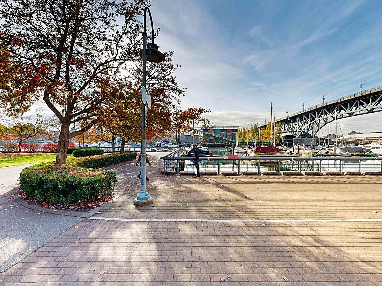 503 638 Beach Crescent