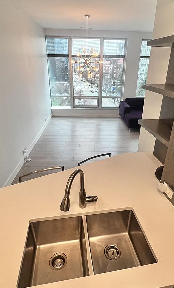 607 989 Nelson Street