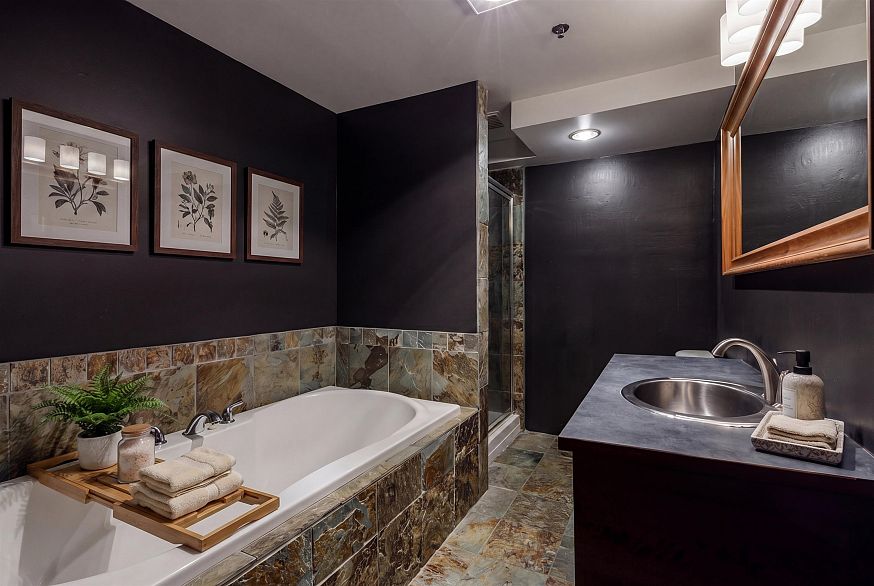 211 1220 E Pender Street