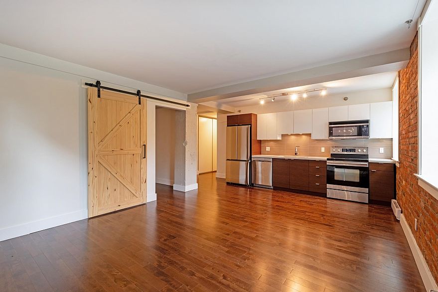 205 233 Abbott Street