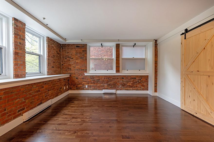 205 233 Abbott Street