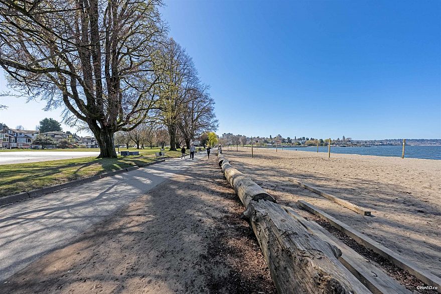 202 2036 York Avenue