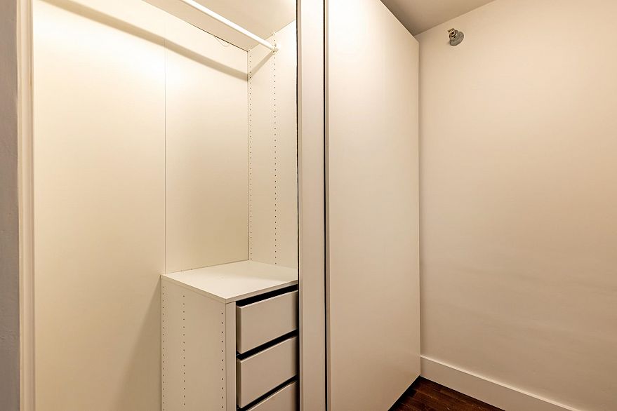 205 233 Abbott Street