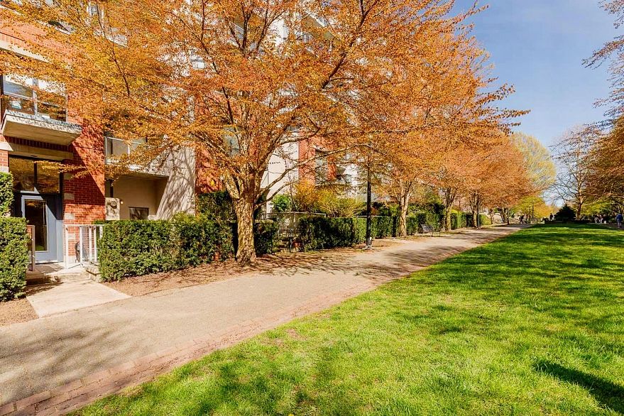 102 2228 Marstrand Avenue