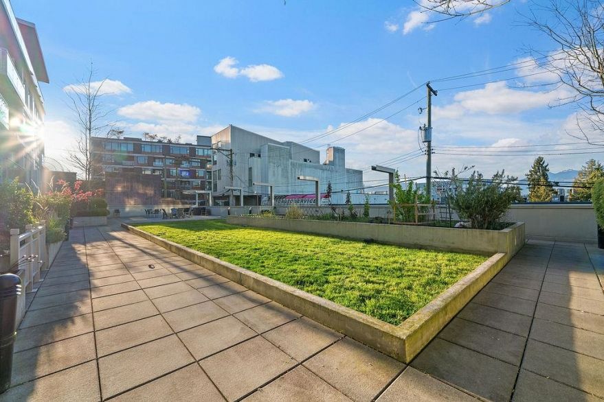 317 289 E 6th Avenue