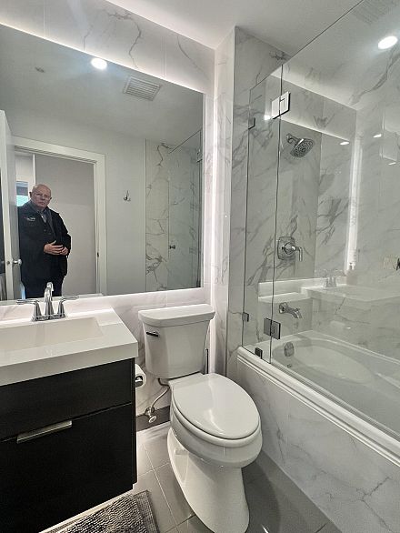 607 989 Nelson Street