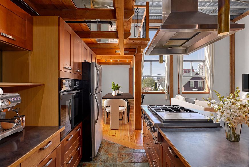 211 1220 E Pender Street