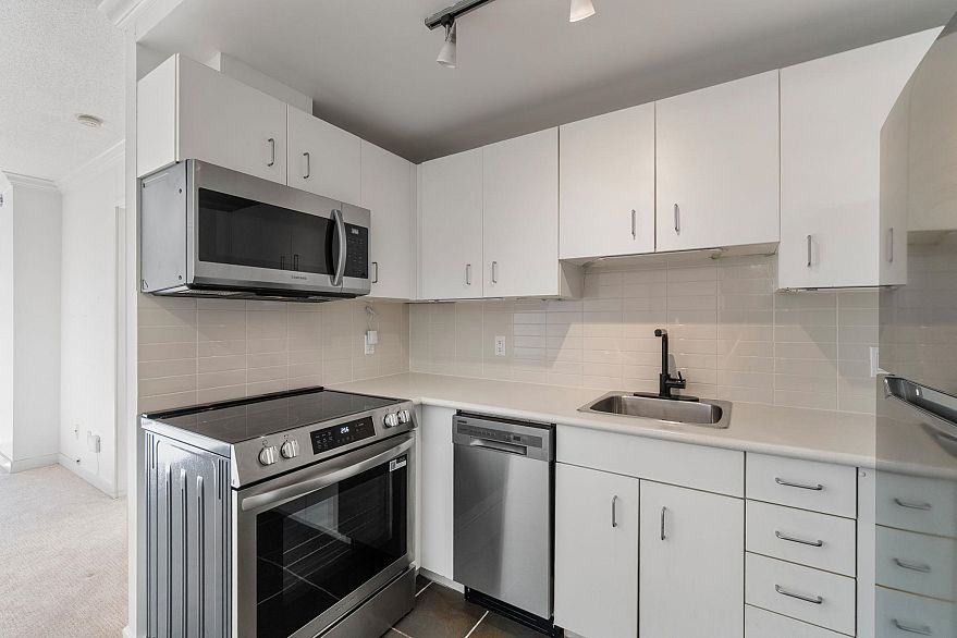 1007 588 Broughton Street