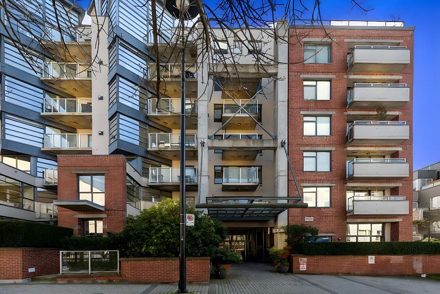 102 2228 Marstrand Avenue