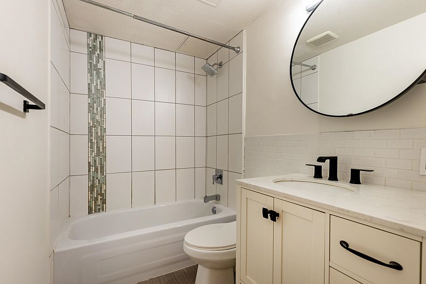 205 233 Abbott Street