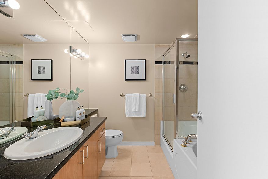 1703 1077 Marinaside Crescent