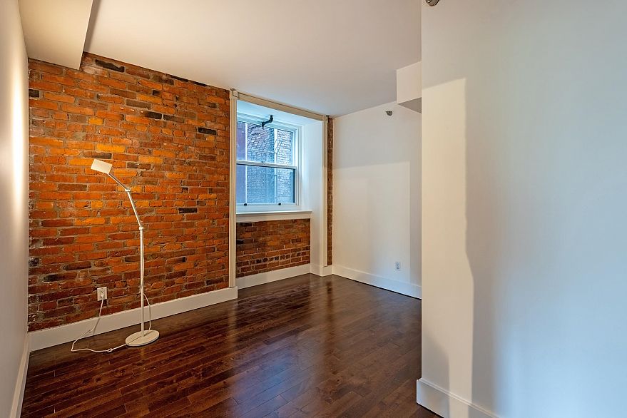 205 233 Abbott Street