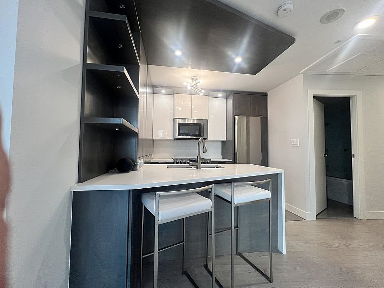 607 989 Nelson Street