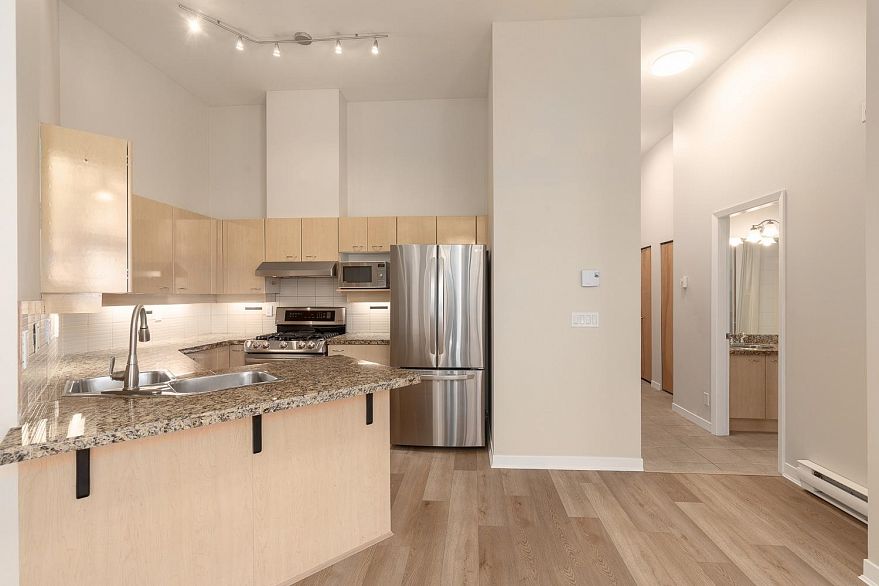 102 2228 Marstrand Avenue