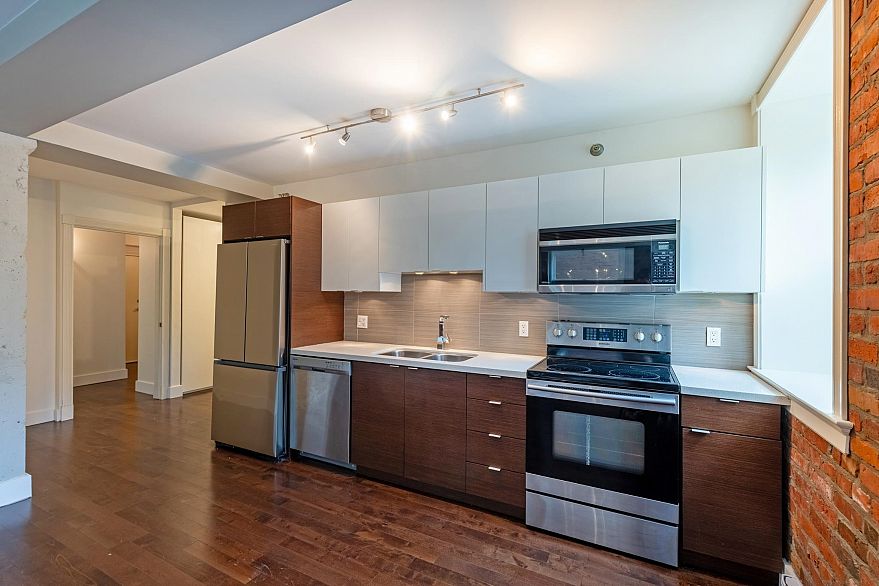 205 233 Abbott Street