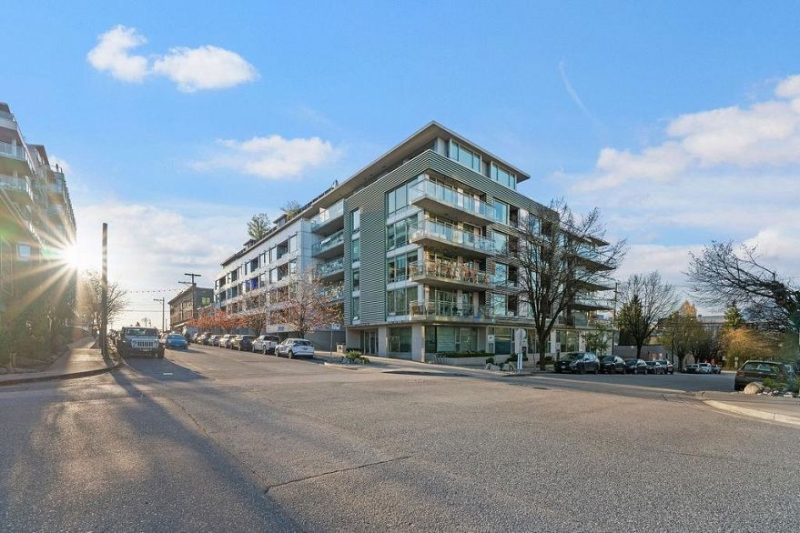 317 289 E 6th Avenue