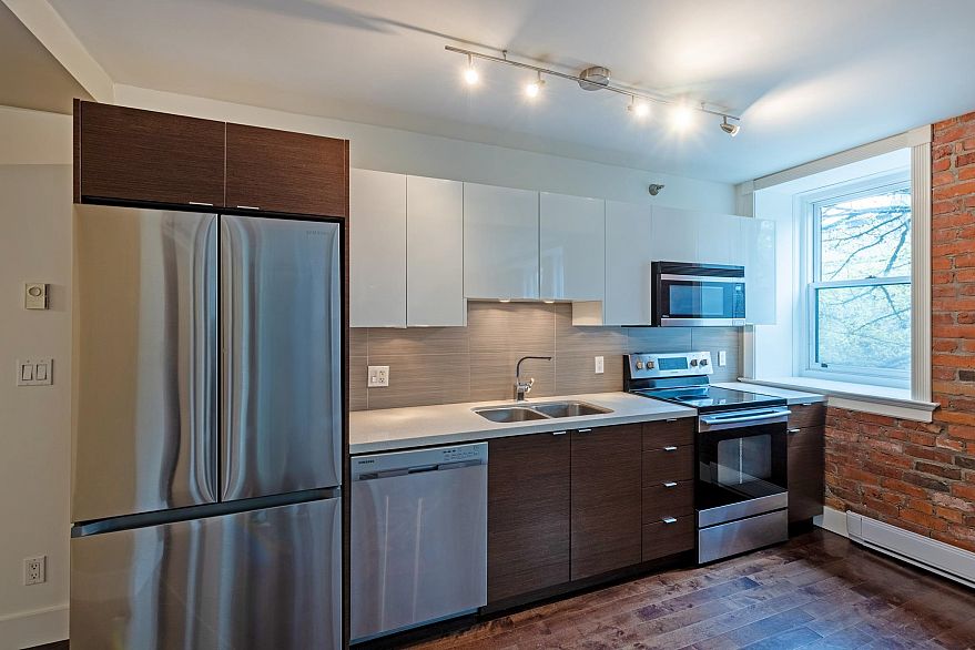 205 233 Abbott Street