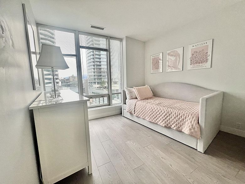 607 989 Nelson Street