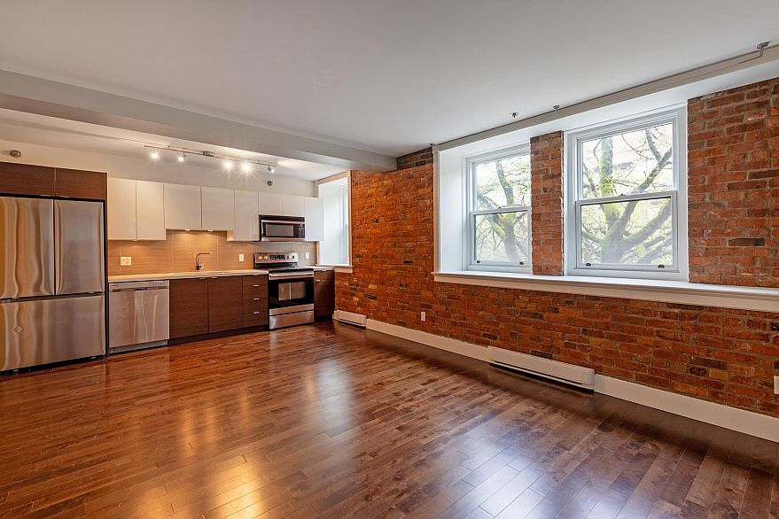 205 233 Abbott Street