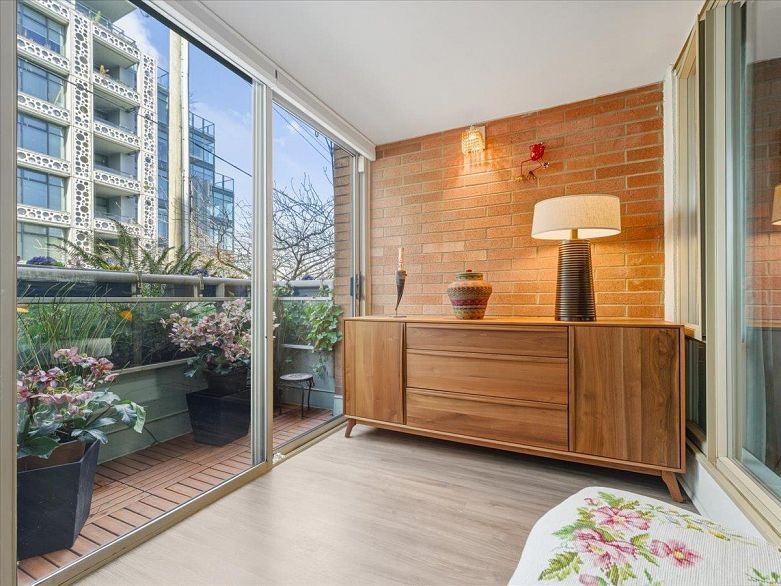 205 2438 Heather Street