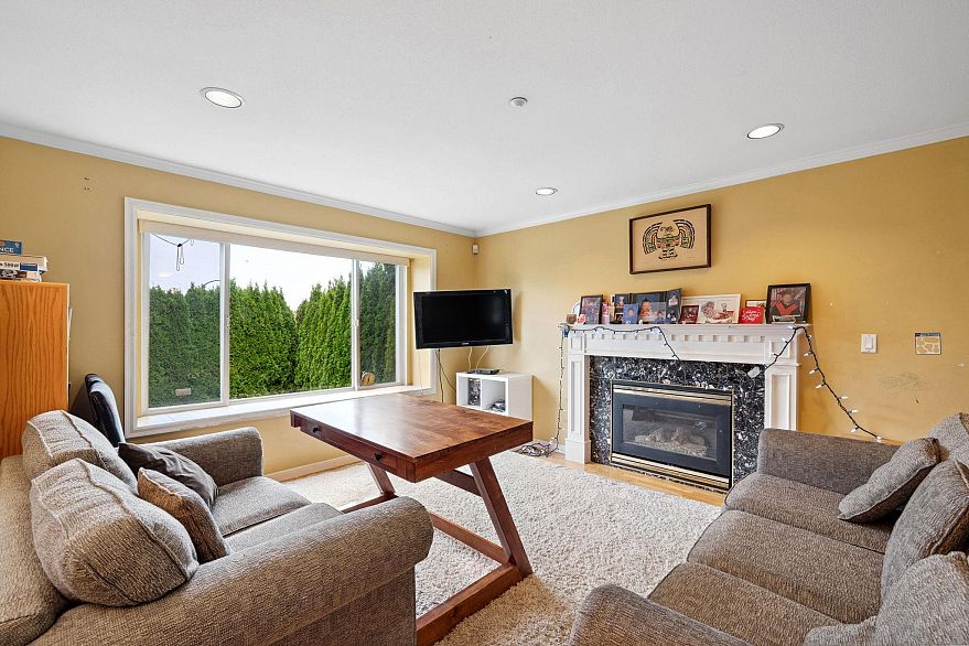 3298 E 2nd Avenue