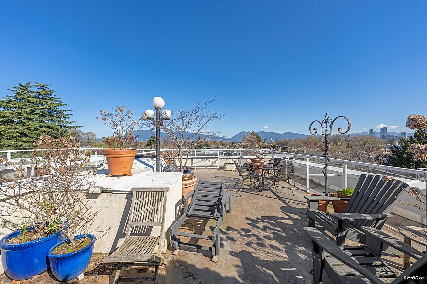 202 2036 York Avenue