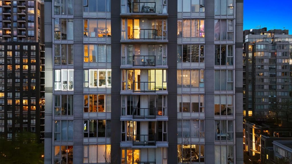 1103 1010 Richards Street