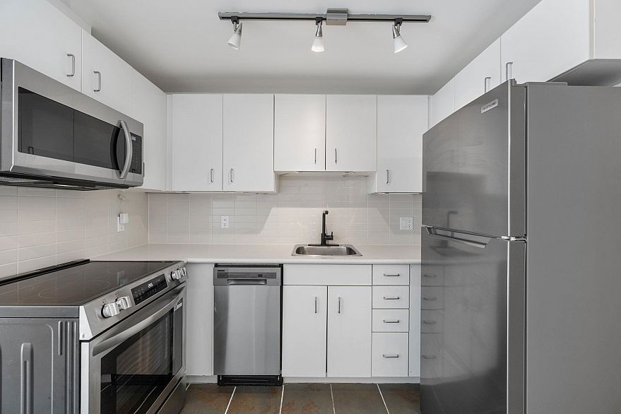 1007 588 Broughton Street