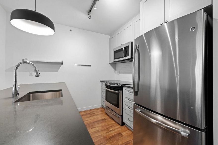 317 289 E 6th Avenue