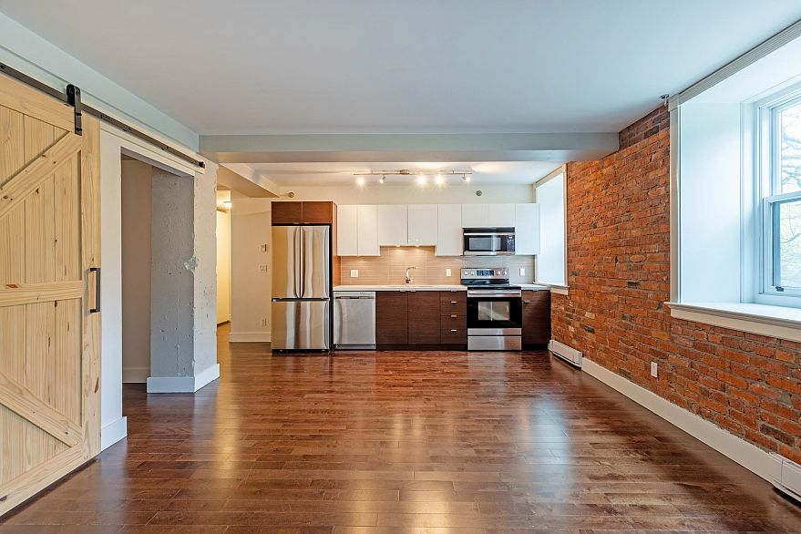 205 233 Abbott Street