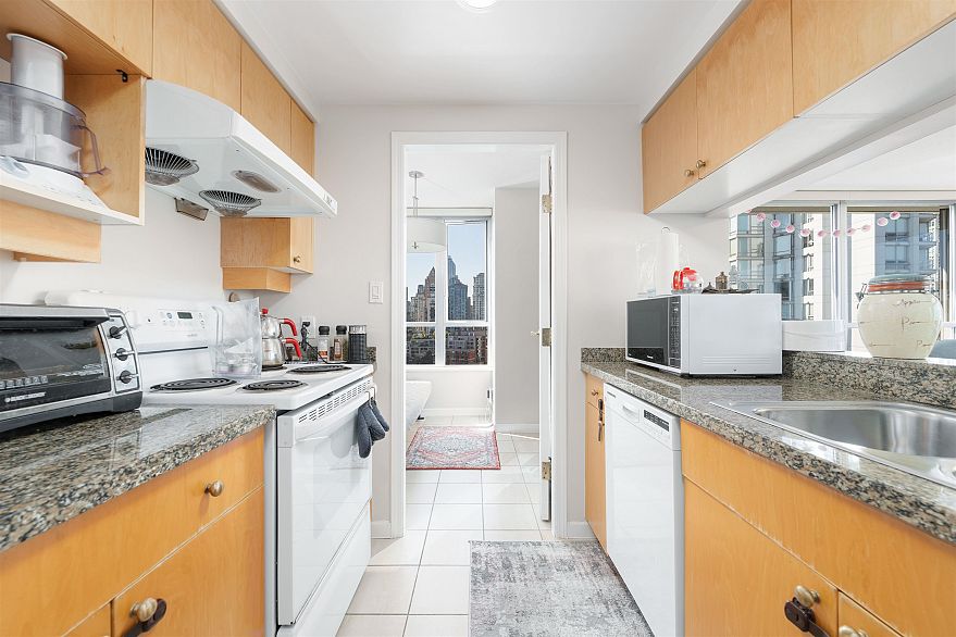 1906 1228 Marinaside Crescent