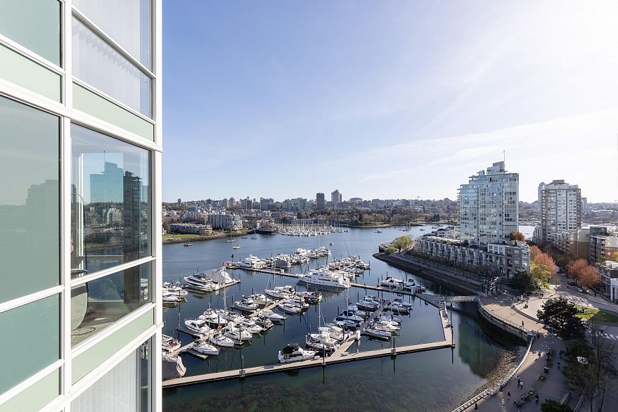 1703 1077 Marinaside Crescent