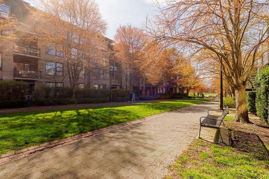 102 2228 Marstrand Avenue