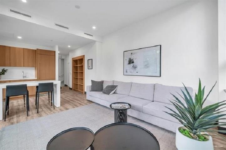 102 4988 Cambie Street