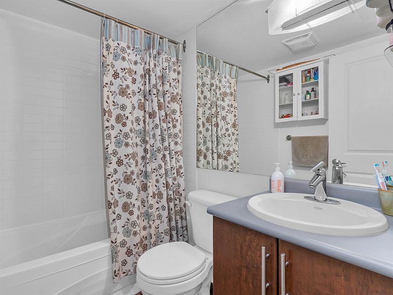 302 2330 Maple Street