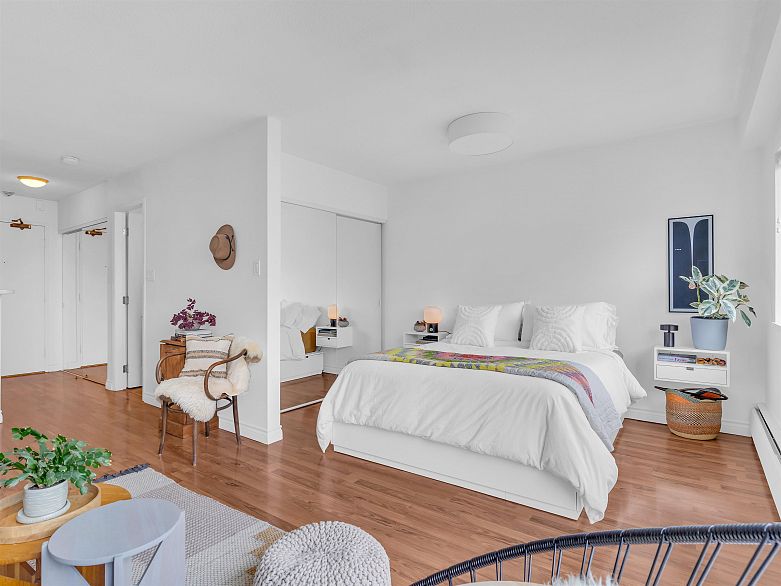 302 2330 Maple Street